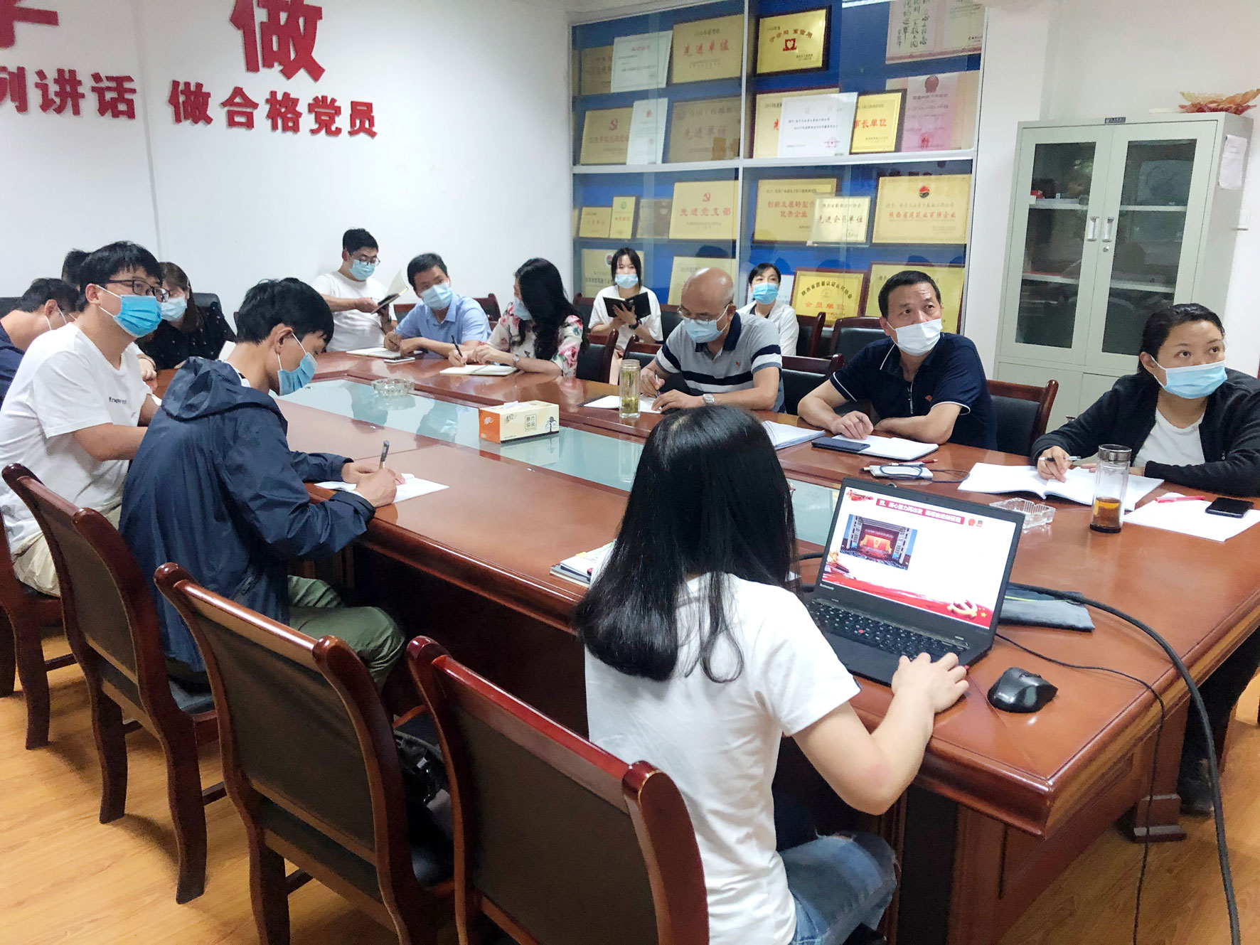 院第二黨支部組織全體黨員深入學習貫徹全國兩會精神