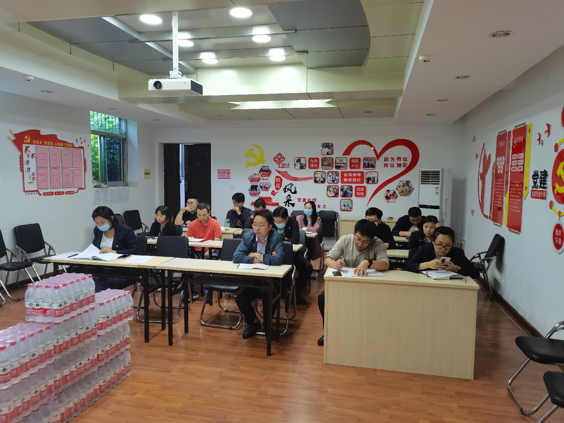 第四黨支部開展 “嚴(yán)守紀(jì)律規(guī)矩 加強(qiáng)作風(fēng)建設(shè)”專題黨員大會(huì)